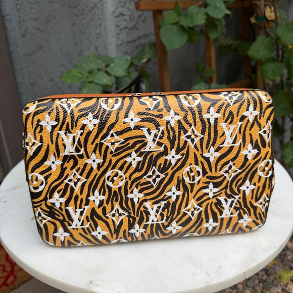 Louis Vuitton Giant Monogram Jungle NeoNoe Drawstring Bucket Crossbody - Picture 10 of 15